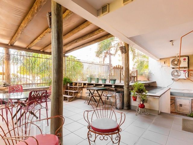 Casa com 532m², 3 dormitórios, 1 suíte, 2 vagas, Petrópolis em Porto Alegre