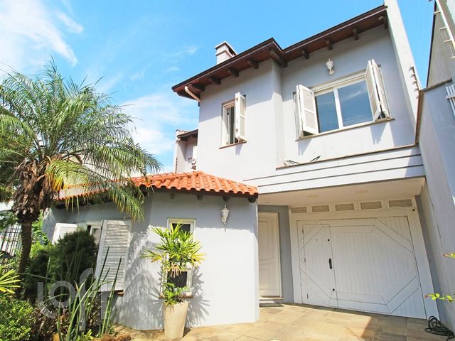 Casa com 244m², 4 dormitórios, 1 suíte, 2 vagas, Cristo Redentor em Porto Alegre