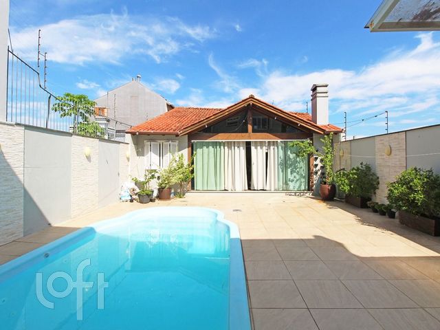 Casa com 244m², 4 dormitórios, 1 suíte, 2 vagas, Cristo Redentor em Porto Alegre