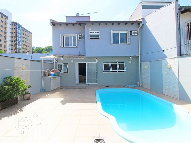 Casa com 244m², 4 dormitórios, 1 suíte, 2 vagas, Cristo Redentor em Porto Alegre