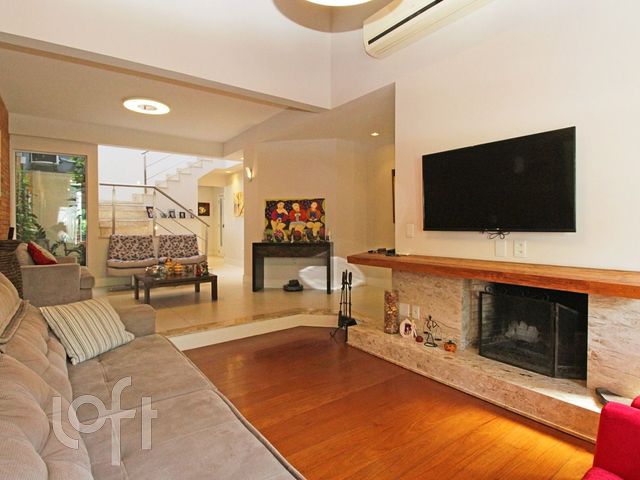 Casa com 244m², 4 dormitórios, 1 suíte, 2 vagas, Cristo Redentor em Porto Alegre