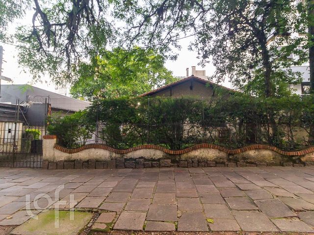 Casa com 236m², 3 dormitórios, 1 suíte, 4 vagas, Petrópolis em Porto Alegre