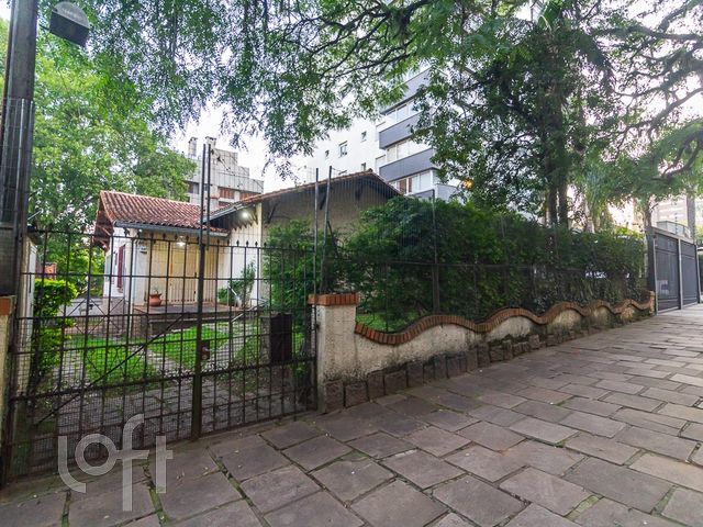 Casa com 236m², 3 dormitórios, 1 suíte, 4 vagas, Petrópolis em Porto Alegre
