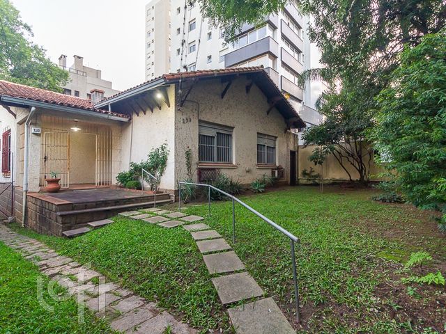 Casa com 236m², 3 dormitórios, 1 suíte, 4 vagas, Petrópolis em Porto Alegre