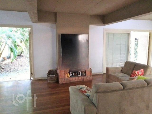 Casa com 326m², 3 dormitórios, 1 suíte, 2 vagas, Petrópolis em Porto Alegre