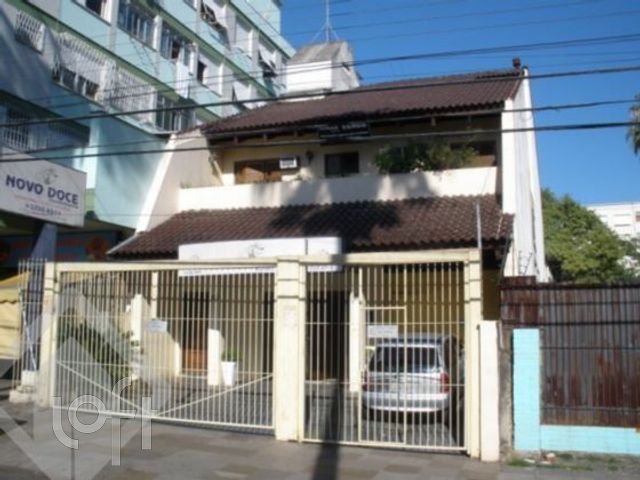 Casa com 495m², 3 dormitórios, 1 suíte, 2 vagas, Menino Deus em Porto Alegre