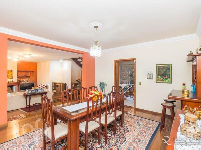 Casa com 380m², 4 dormitórios, 2 suítes, 3 vagas, Vila Ipiranga em Porto Alegre