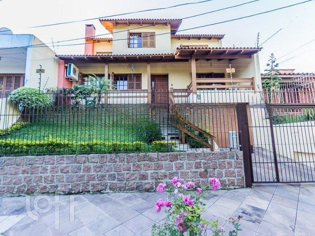 Casa com 380m², 4 dormitórios, 2 suítes, 3 vagas, Vila Ipiranga em Porto Alegre