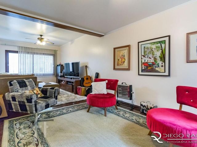 Casa com 248m², 3 dormitórios, 2 suítes, 3 vagas, Petrópolis em Porto Alegre