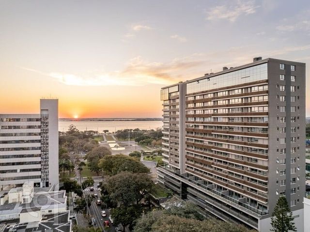 Apartamento com 97m², 2 dormitórios, 1 suíte, 2 vagas, Menino Deus em Porto Alegre