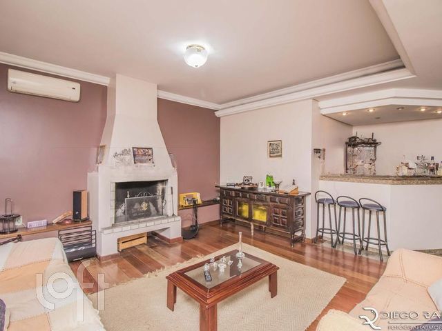 Casa com 340m², 4 dormitórios, 1 suíte, 6 vagas, Vila Ipiranga em Porto Alegre