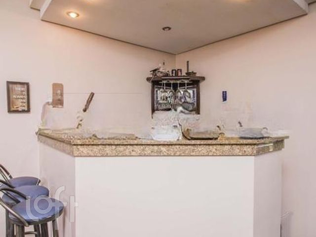 Casa com 340m², 4 dormitórios, 1 suíte, 6 vagas, Vila Ipiranga em Porto Alegre