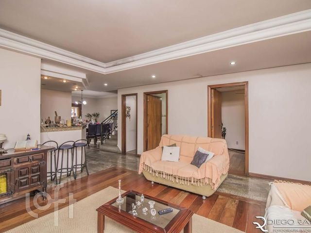 Casa com 340m², 4 dormitórios, 1 suíte, 6 vagas, Vila Ipiranga em Porto Alegre