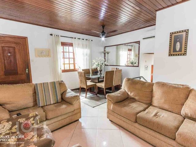 Casa com 130m², 2 dormitórios, 3 vagas, Petrópolis em Porto Alegre
