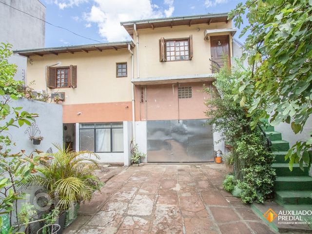 Casa com 130m², 2 dormitórios, 3 vagas, Petrópolis em Porto Alegre