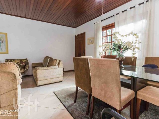 Casa com 130m², 2 dormitórios, 3 vagas, Petrópolis em Porto Alegre