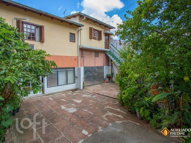 Casa com 130m², 2 dormitórios, 3 vagas, Petrópolis em Porto Alegre