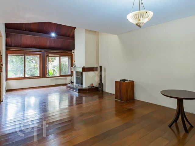 Casa em Condomínio com 330m², 4 dormitórios, 2 suítes, 4 vagas, Jardim Botânico em Porto Alegre