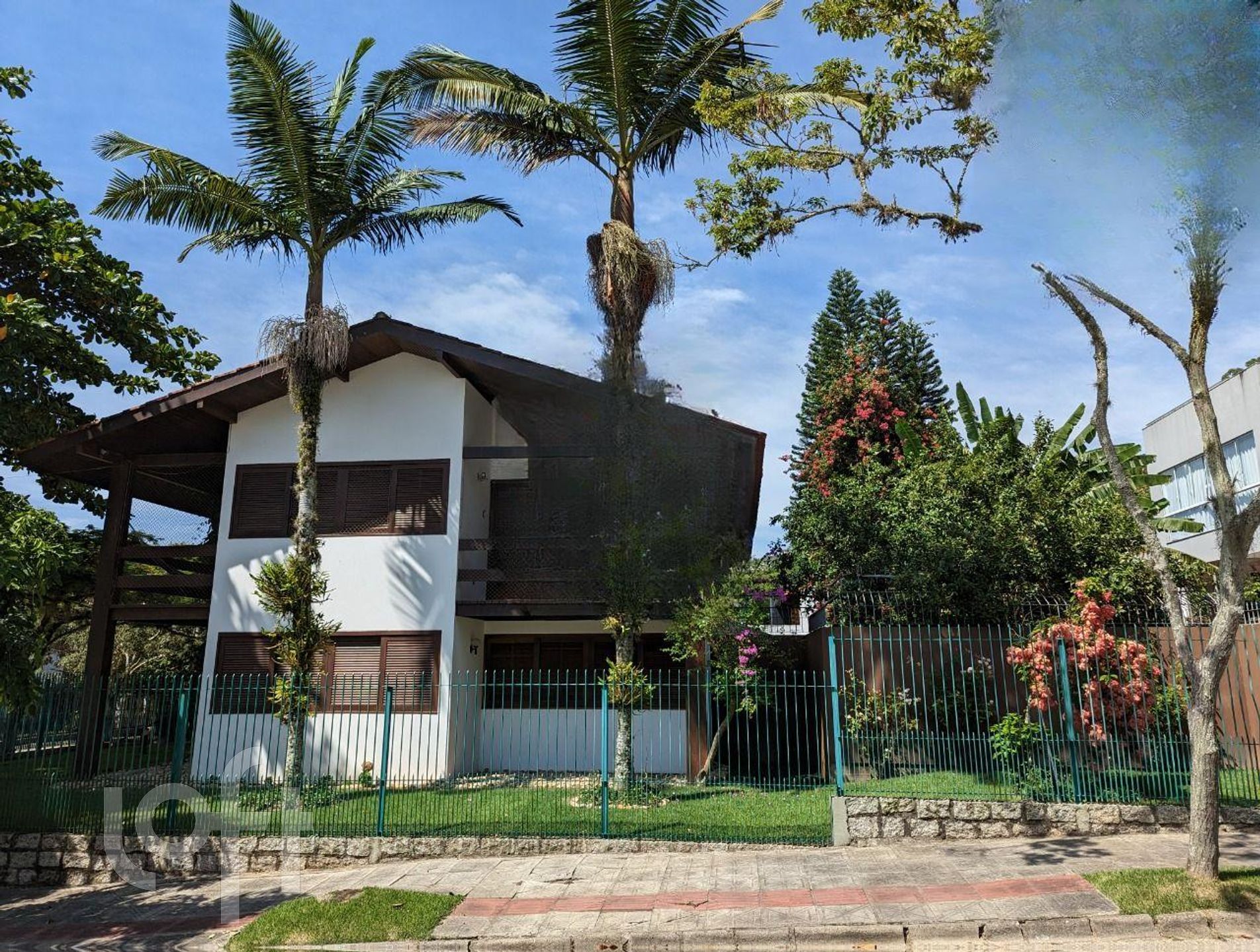 Casa Residencial com 392m², 4 quartos, 2 suítes, 4 garagens, no bairro Trindade em Florianópolis
