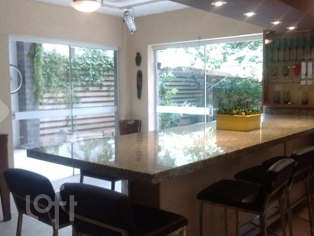 Casa com 440m², 3 dormitórios, 1 suíte, 4 vagas, Petrópolis em Porto Alegre