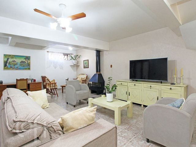 Casa com 292m², 3 dormitórios, 1 suíte, 3 vagas, Vila Ipiranga em Porto Alegre