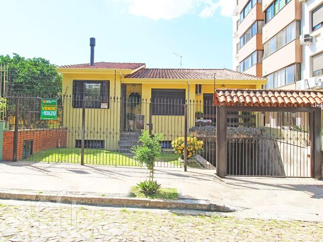 Casa com 292m², 3 dormitórios, 1 suíte, 3 vagas, Vila Ipiranga em Porto Alegre
