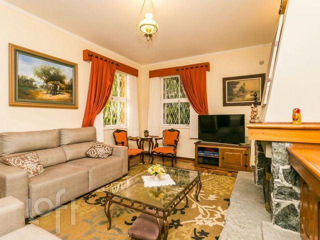 Casa com 420m², 5 dormitórios, 3 suítes, 2 vagas, Petrópolis em Porto Alegre