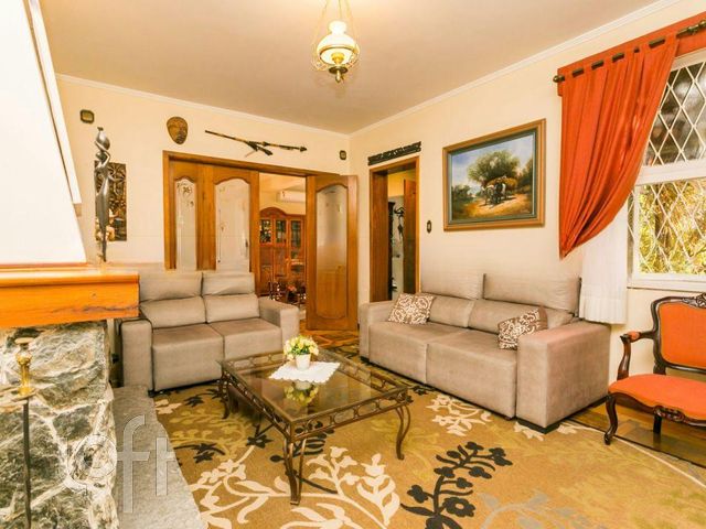 Casa com 420m², 5 dormitórios, 3 suítes, 2 vagas, Petrópolis em Porto Alegre