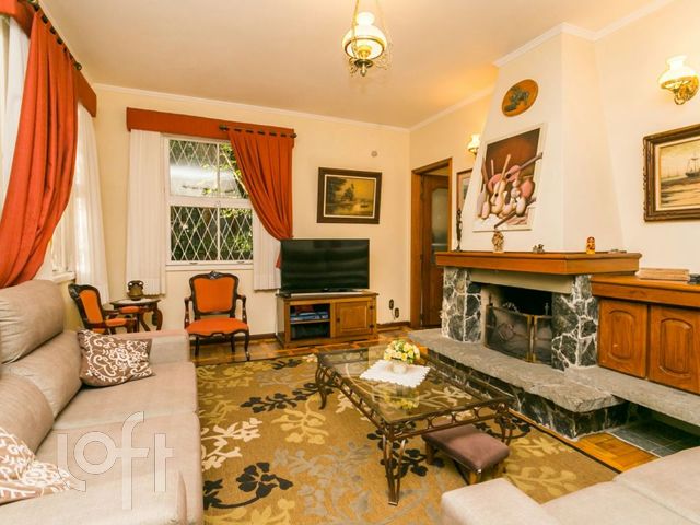 Casa com 420m², 5 dormitórios, 3 suítes, 2 vagas, Petrópolis em Porto Alegre