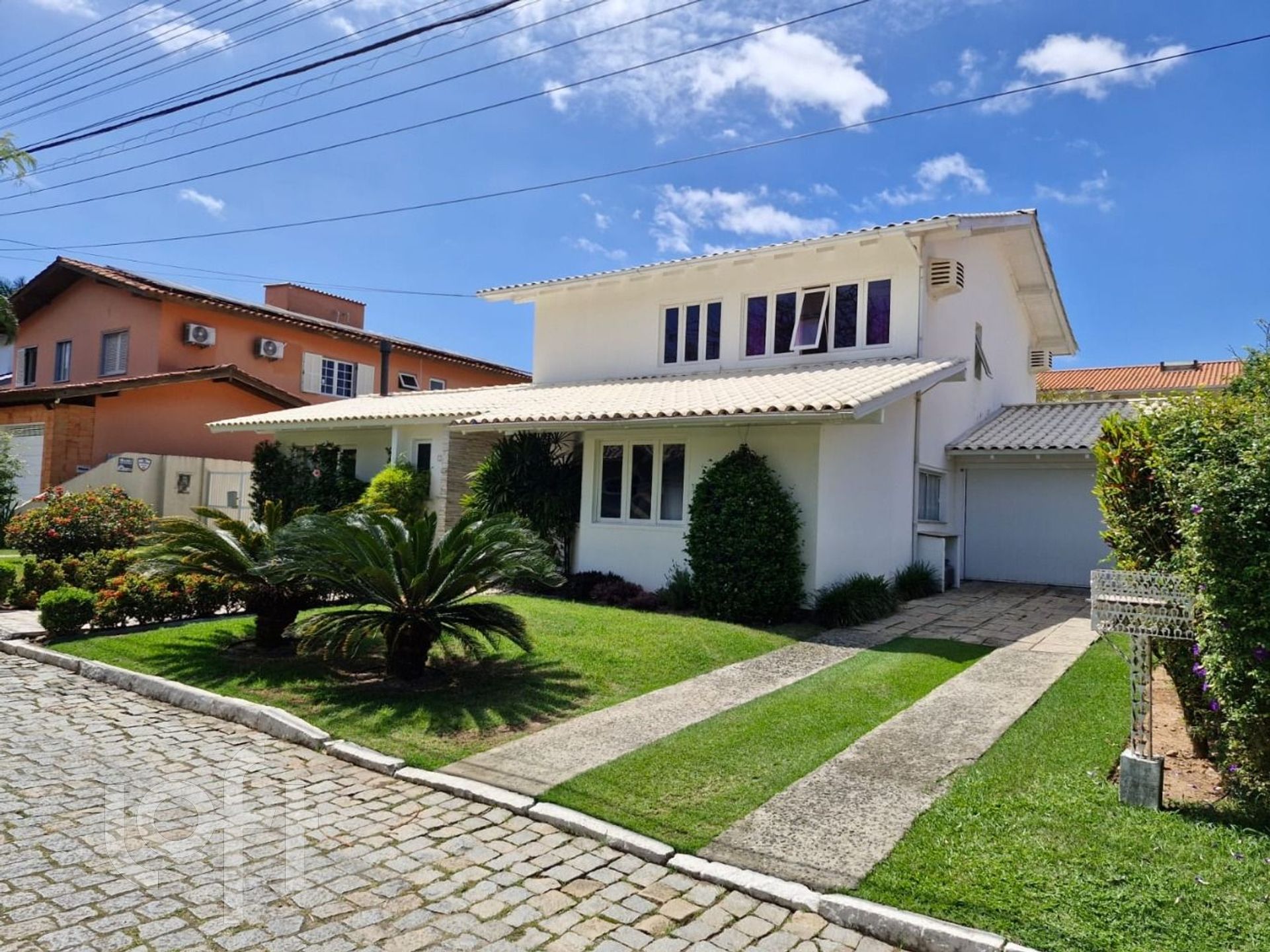 Casa Residencial com 230m², 4 quartos, 1 suíte, 3 garagens, no bairro Lagoa da Conceição em Florianópolis