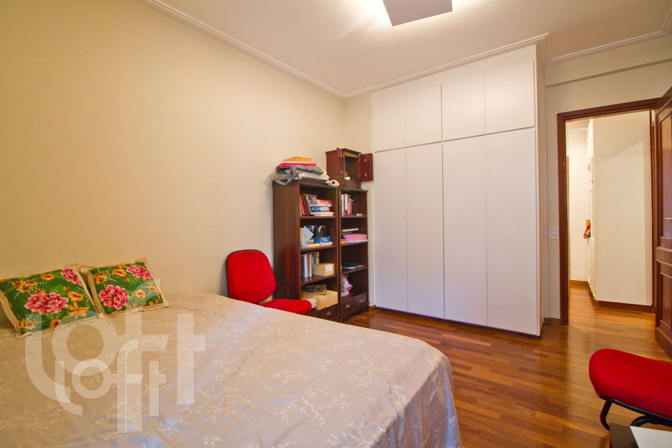 Apartamento à venda com 4 quartos, 222m² - Foto 2