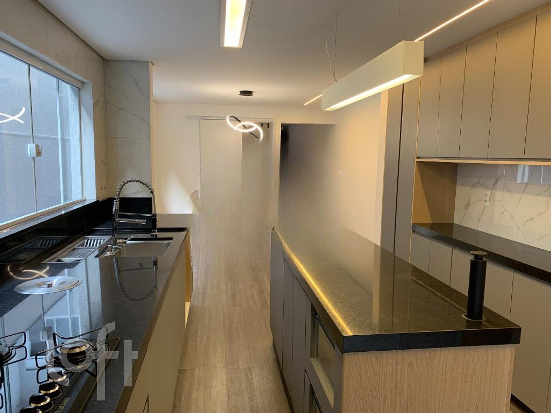 Casa de Condomínio à venda com 3 quartos, 250m² - Foto 1