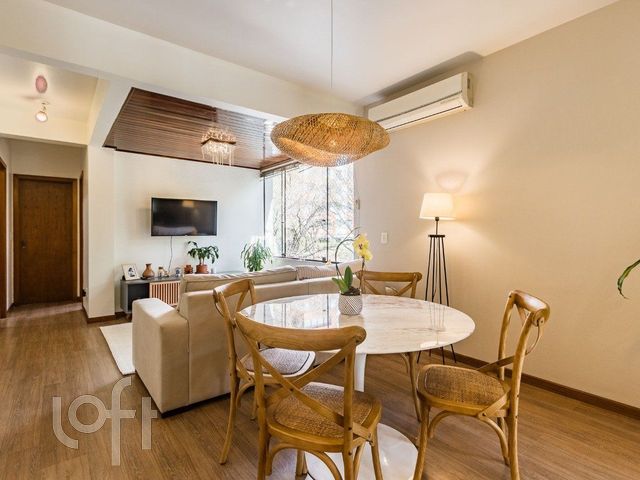 Apartamento com 78m², 2 dormitórios, 1 suíte, 2 vagas, Petrópolis em Porto Alegre