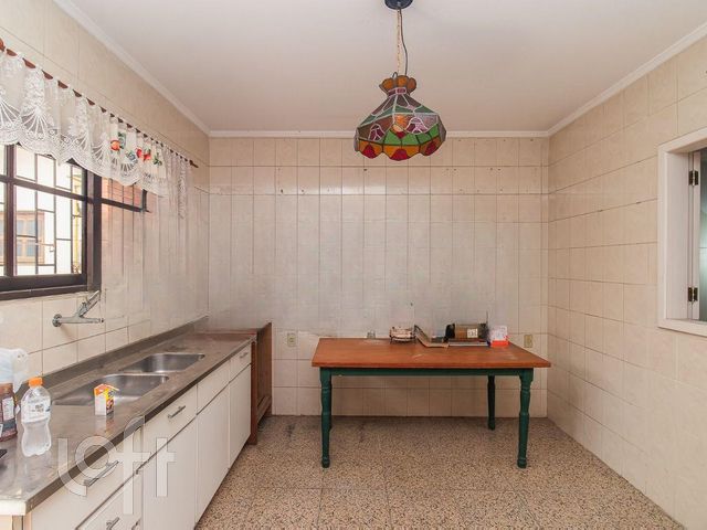 Casa com 220m², 3 dormitórios, 1 suíte, 2 vagas, Jardim Botânico em Porto Alegre