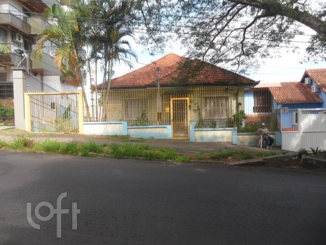 Casa com 200m², 3 dormitórios, 2 vagas, Petrópolis em Porto Alegre