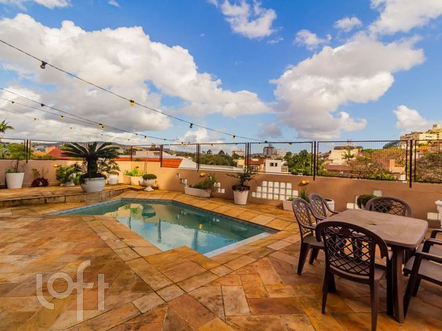 Casa com 350m², 4 dormitórios, 1 suíte, 4 vagas, Três Figueiras em Porto Alegre