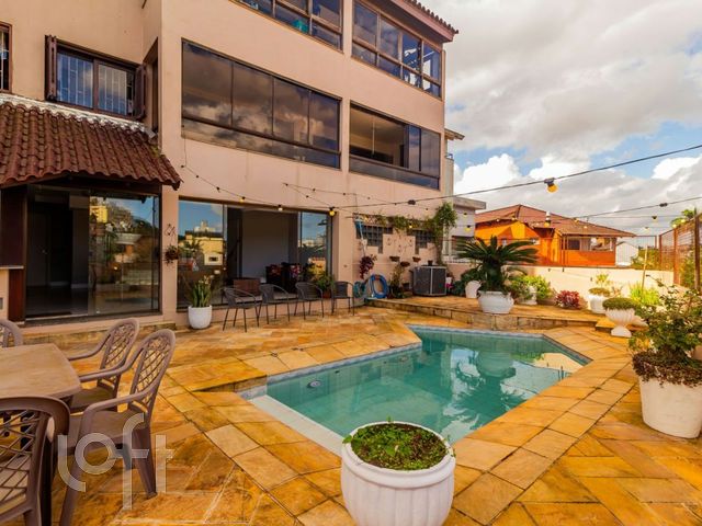 Casa com 350m², 4 dormitórios, 1 suíte, 4 vagas, Três Figueiras em Porto Alegre