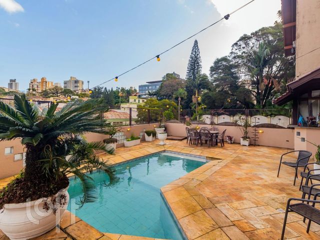 Casa com 350m², 4 dormitórios, 1 suíte, 4 vagas, Três Figueiras em Porto Alegre