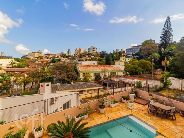 Casa com 350m², 4 dormitórios, 1 suíte, 4 vagas, Três Figueiras em Porto Alegre