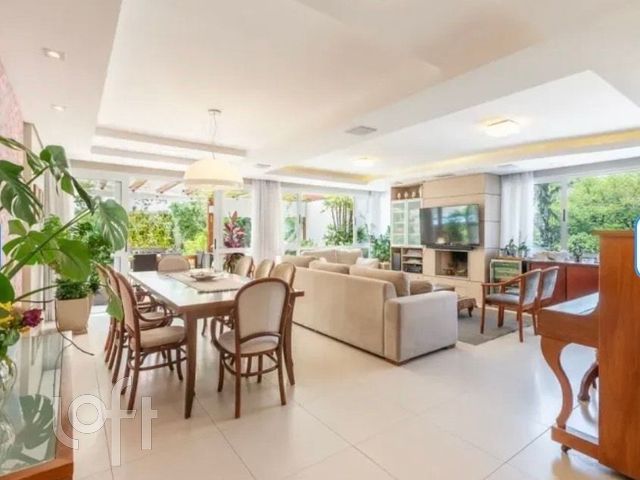 Apartamento com 231m², 3 dormitórios, 3 suítes, 4 vagas, Petrópolis em Porto Alegre