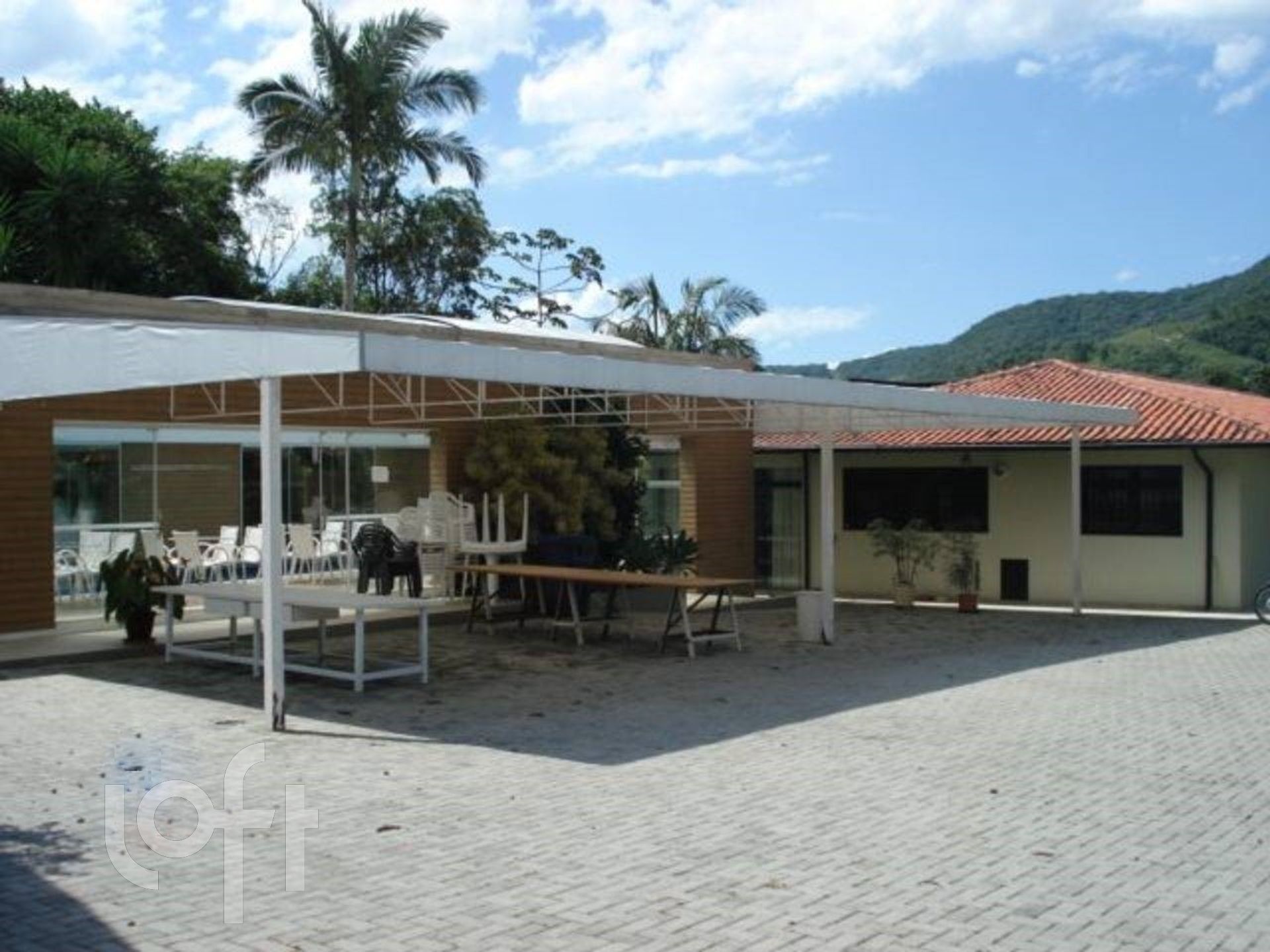 Casa Residencial com 600m², 5 quartos, 2 suítes, no bairro Itacorubi em Florianópolis