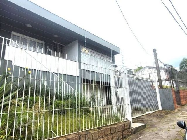 Casa com 242m², 3 dormitórios, 2 vagas, Petrópolis em Porto Alegre