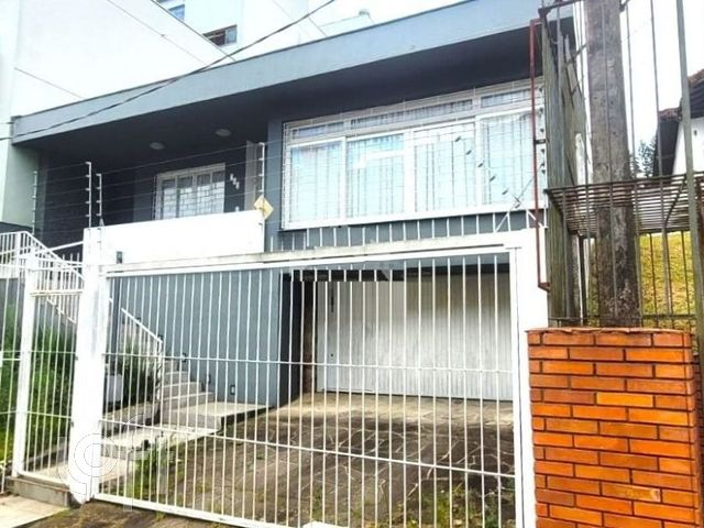 Casa com 242m², 3 dormitórios, 2 vagas, Petrópolis em Porto Alegre