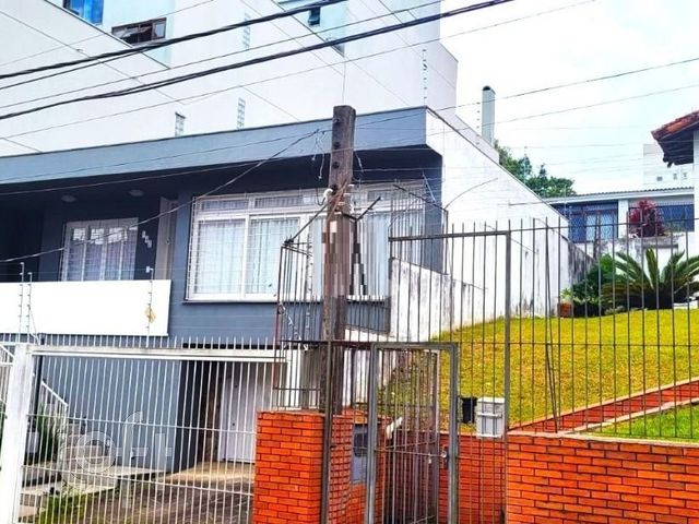 Casa com 242m², 3 dormitórios, 2 vagas, Petrópolis em Porto Alegre