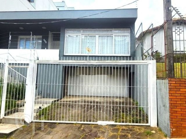 Casa com 242m², 3 dormitórios, 2 vagas, Petrópolis em Porto Alegre