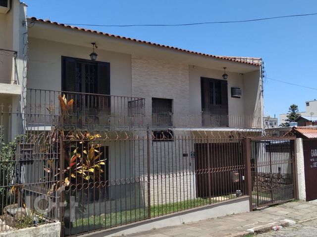 Casa com 226m², 3 dormitórios, 1 suíte, 4 vagas, São João em Porto Alegre