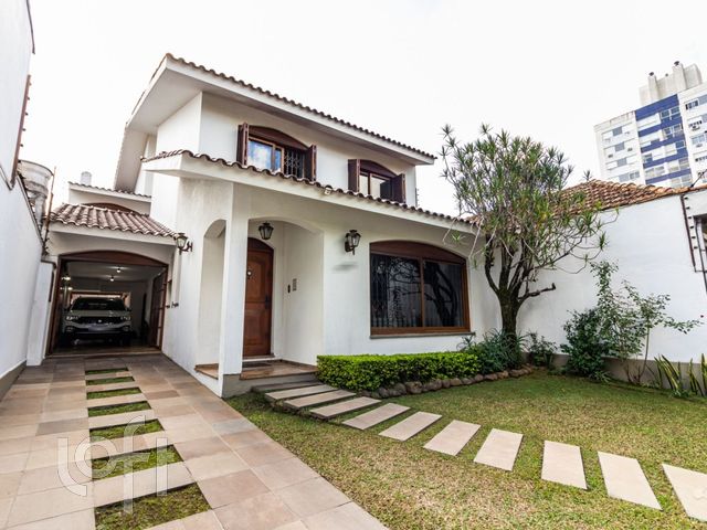 Casa com 315m², 6 dormitórios, 2 suítes, 6 vagas, Santana em Porto Alegre