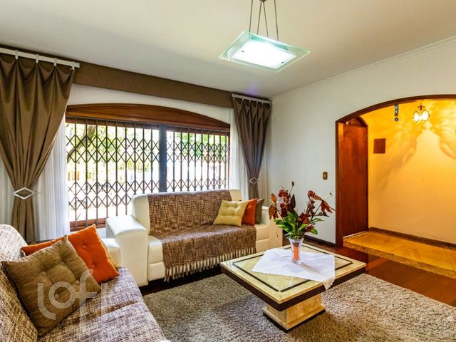 Casa com 315m², 6 dormitórios, 2 suítes, 6 vagas, Santana em Porto Alegre