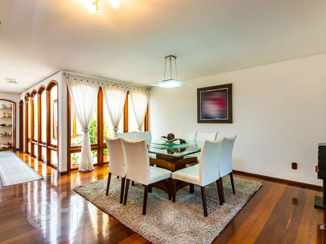 Casa com 315m², 6 dormitórios, 2 suítes, 6 vagas, Santana em Porto Alegre