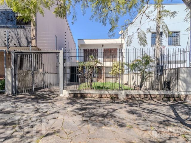 Casa com 250m², 3 dormitórios, 1 suíte, 4 vagas, Jardim Botânico em Porto Alegre